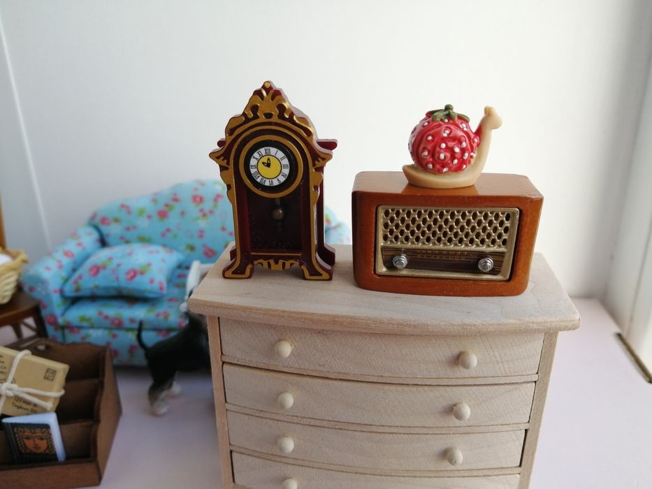 Мініатюра 1:12 ляльковий будинок, радіо вінтажна диван,меблі аксесуари