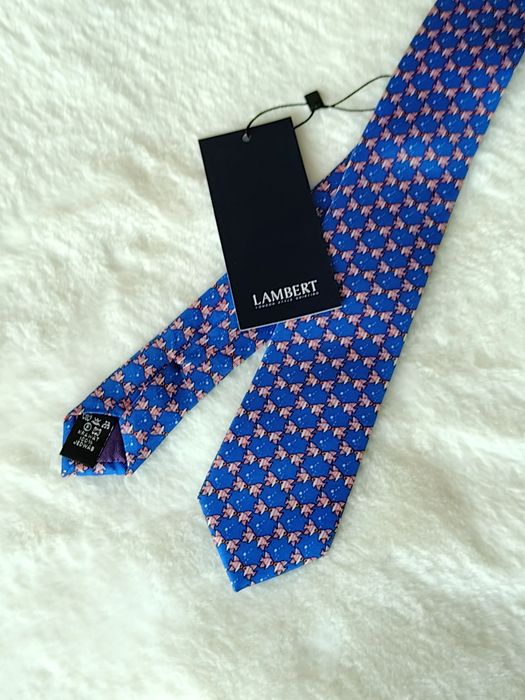 NOWY, wąski (6cm) niebieski w rybki krawat Lambert wykonany z miękkiego jedwabiu