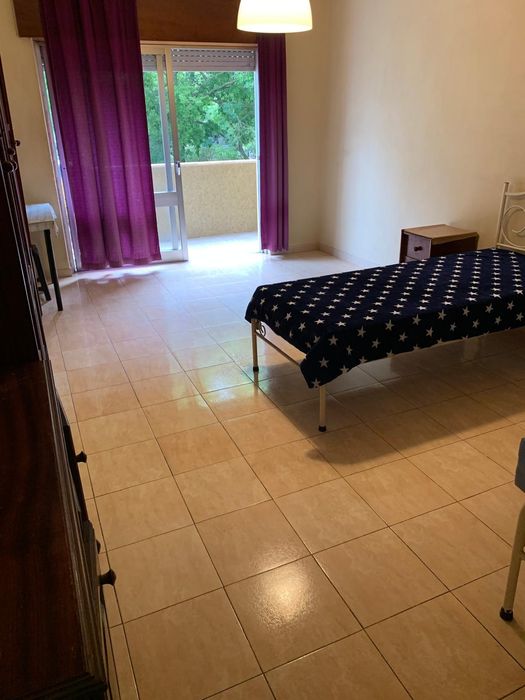 Quarto Espaçoso com Varanda