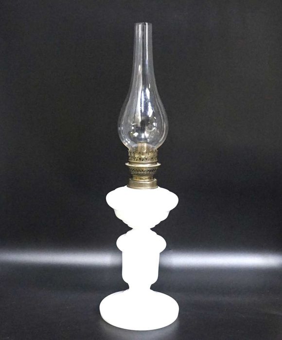 Piękna szklana  lampa naftowa   oryginał antyk