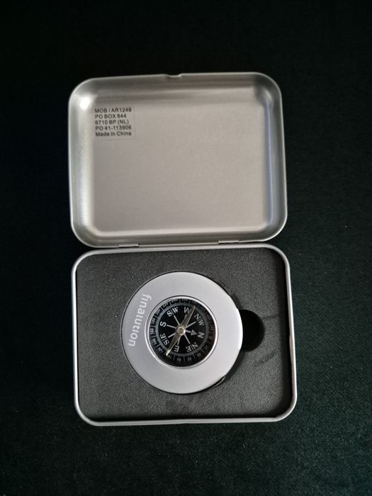 Kompas w etui metalowym