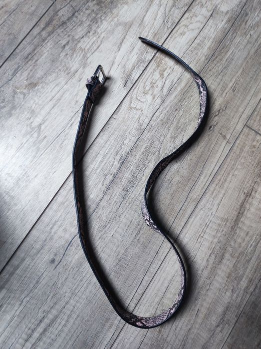 Pasek czarno-różowy wężowy Stradivarius 101 cm