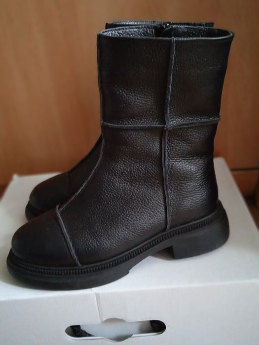 Чобітки шкіряні жіночі 38 розмір.