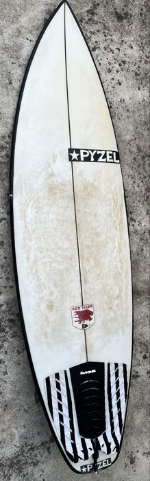 Prancha de surf Pyzel 5’6 21L e finos futures usada