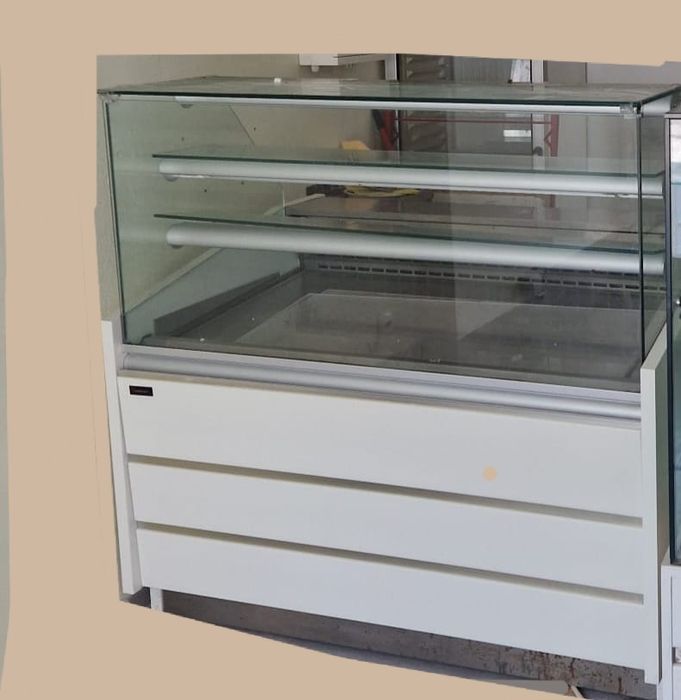 Vende - se Vitrine de Bolos com 3 meses de uso