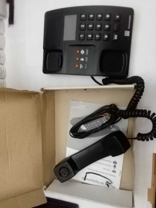 telefones antigos e base para calice