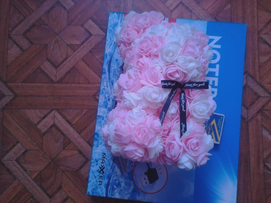 Подарок на день святого Валентина .медведь из розочек