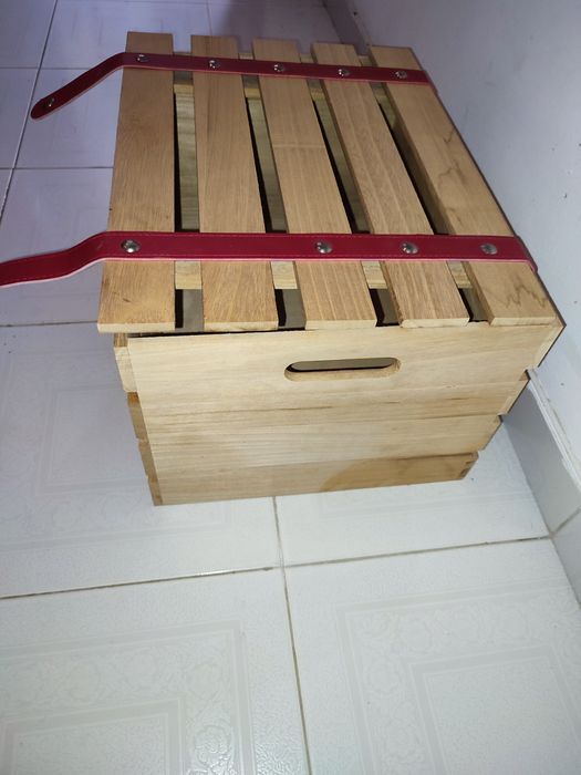 Caixa de madeira com pegas