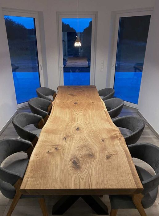 Mesa em madeira maciça rústica,borda o vivo.Rustic solid wood table