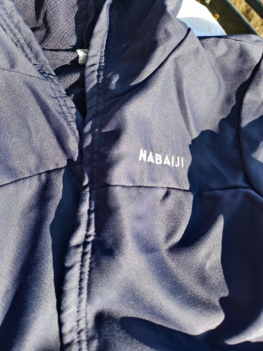 Granatowy szlafrok nabaiji Decathlon 140 raz ubrany