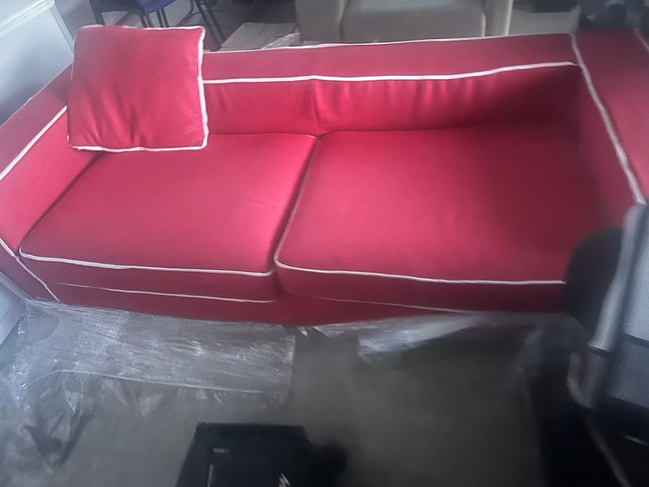 Sofá de sala vermelho e branco