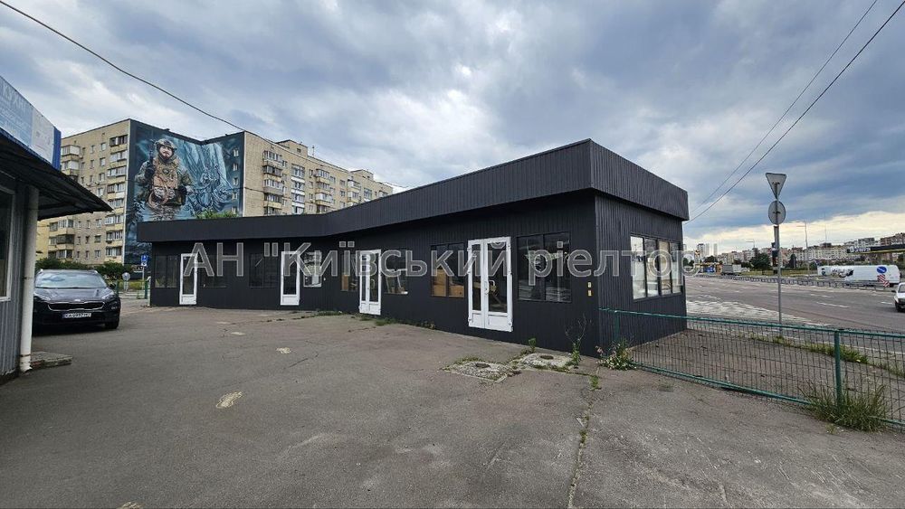 Продаж торгівельного приміщення 460 кв.м, пр-т .Шухевича 30