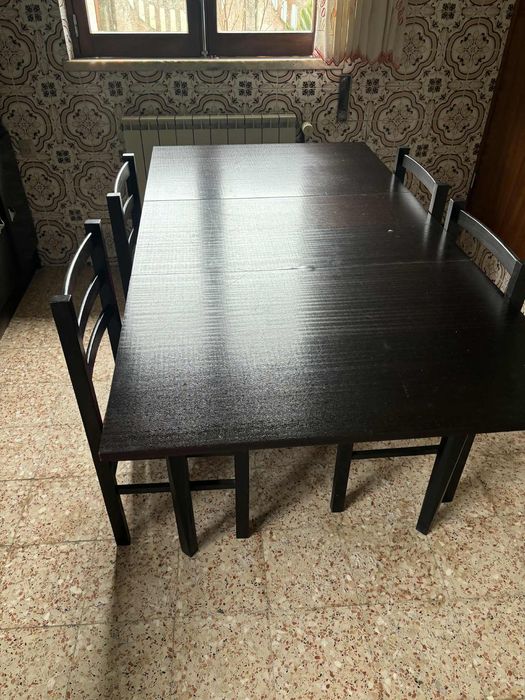 Mesa e cadeiras incluidas