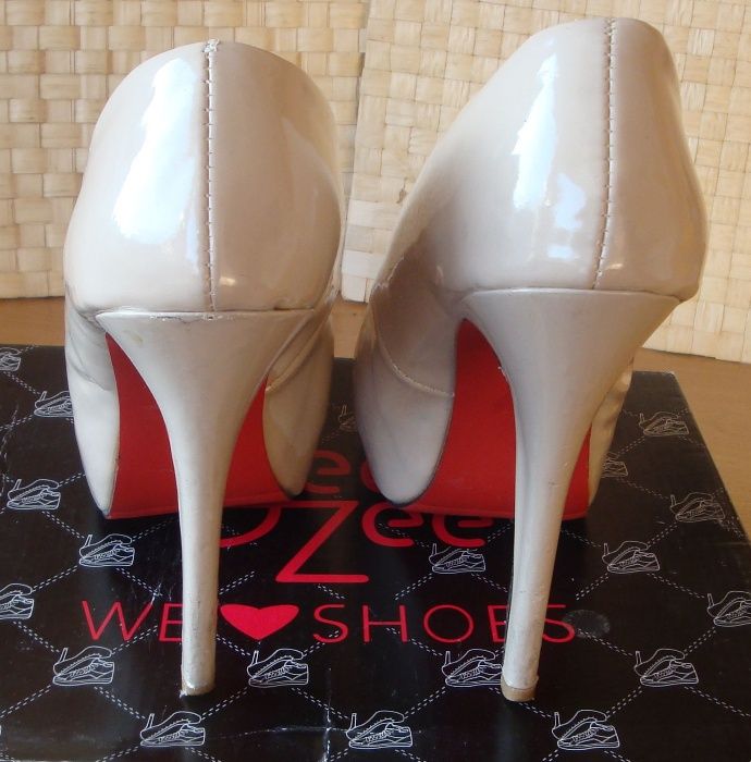 Szpilki beżowe marki Dee Zee