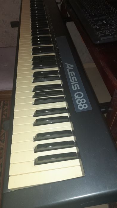 Alesis q88, міді клавіатура