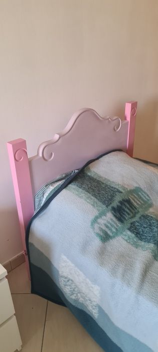 2 camas  com colchão e mesa cabeceira