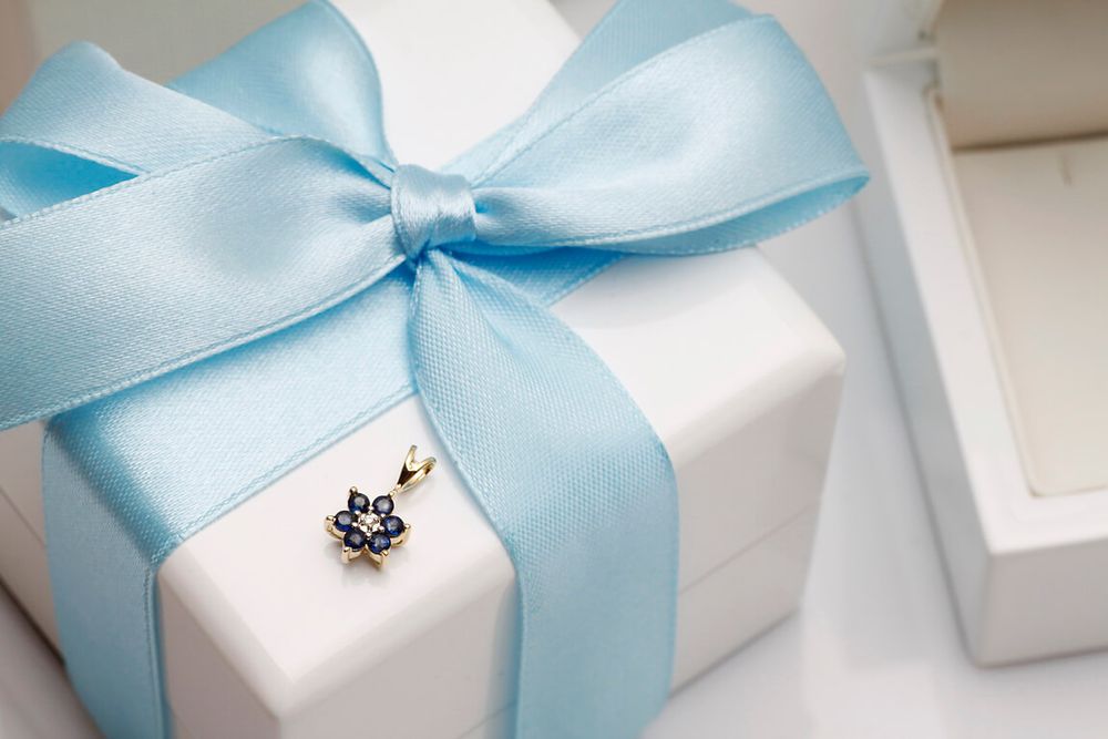 Złoty wisiorek kwiatek - szafiry i brylant