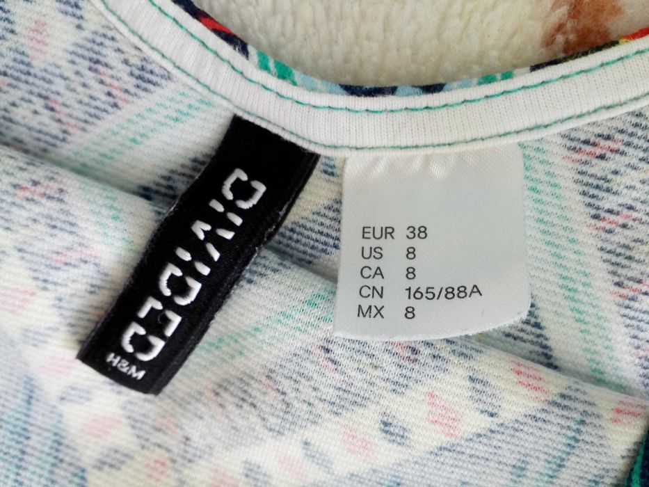 Zielona kolorowa sukienka H&M 38 w zygzaki geometryczne wzory jak nowa