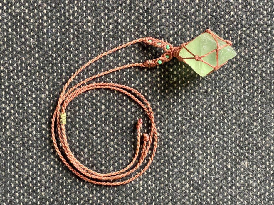 Colar em macramé com pedra natural bruta verde-clara.