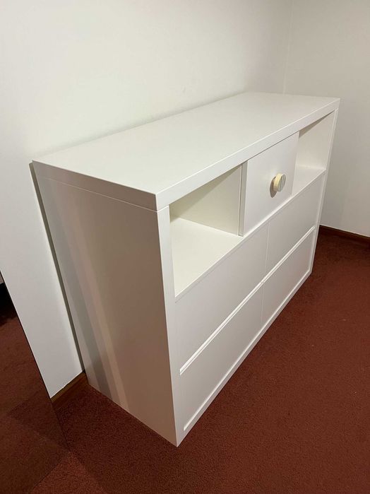 Cómoda para quarto de criança em madeira maciça lacada em branco