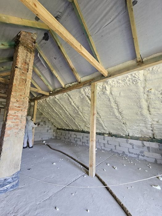 Утеплення пінополіуретаном ППУ даху стін мансардів ангарів. утеплення піною