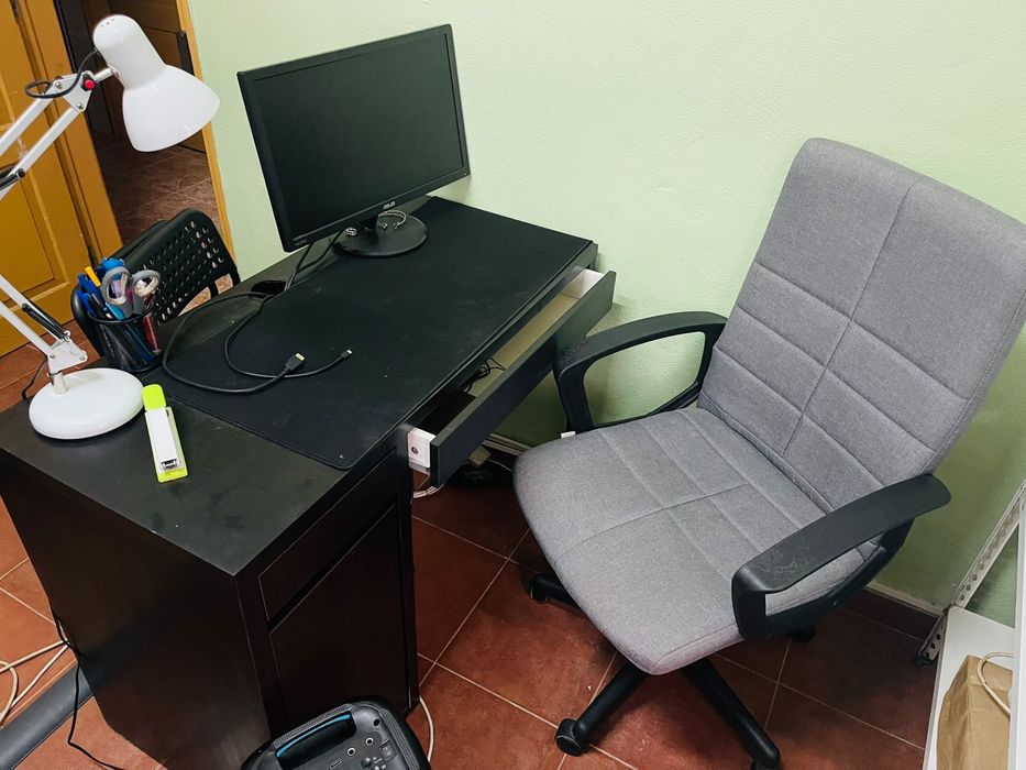 Conjunto secretária e cadeira