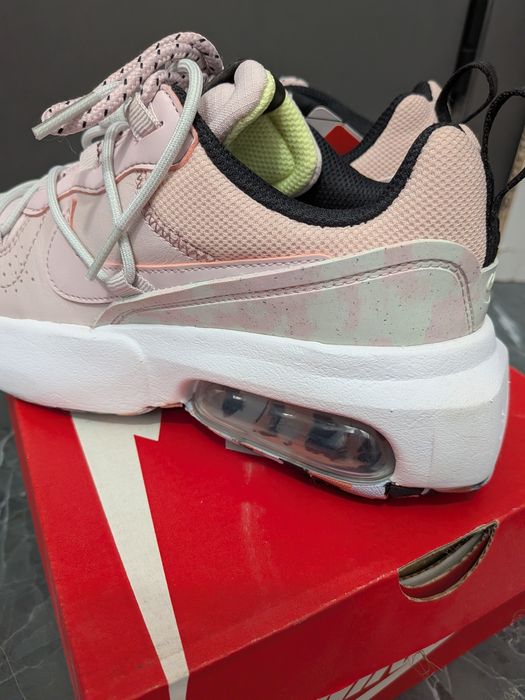 Нові жіночі кросівки Nike