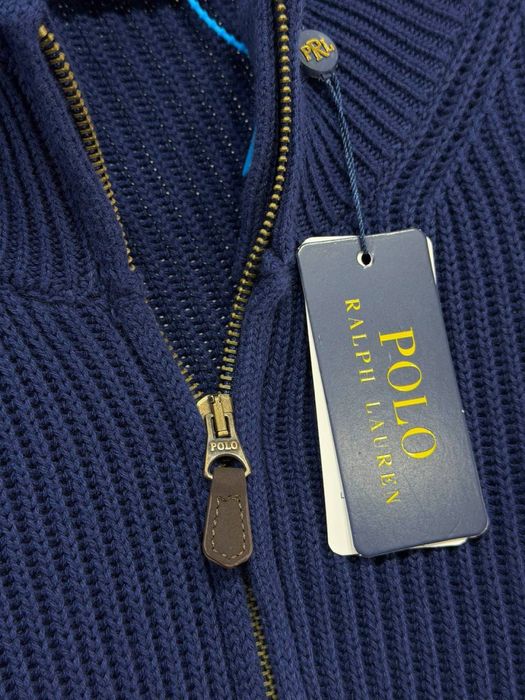 Чоловічий класичний кардиган на замку