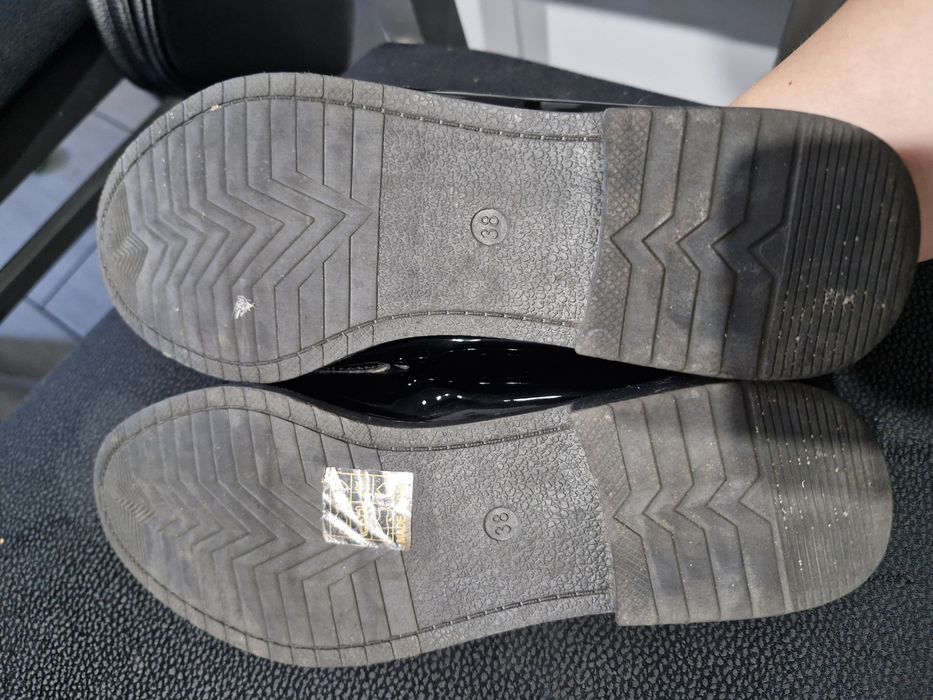 Lakierowane damskie mokasyny 38