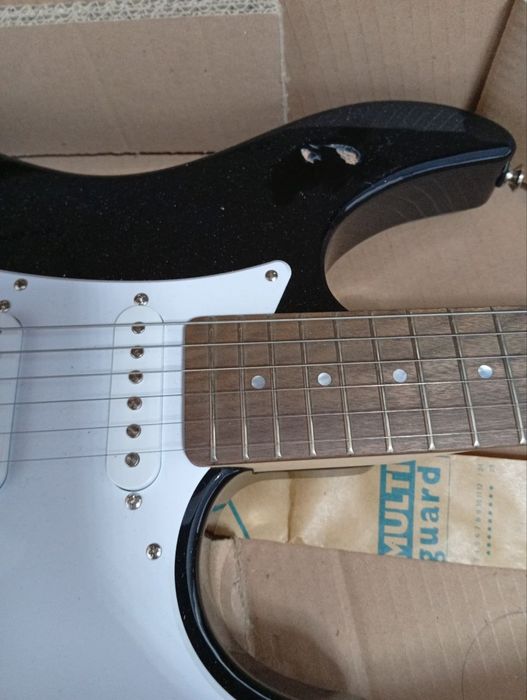 Продам электрогитару Yamaha Pacifica 012