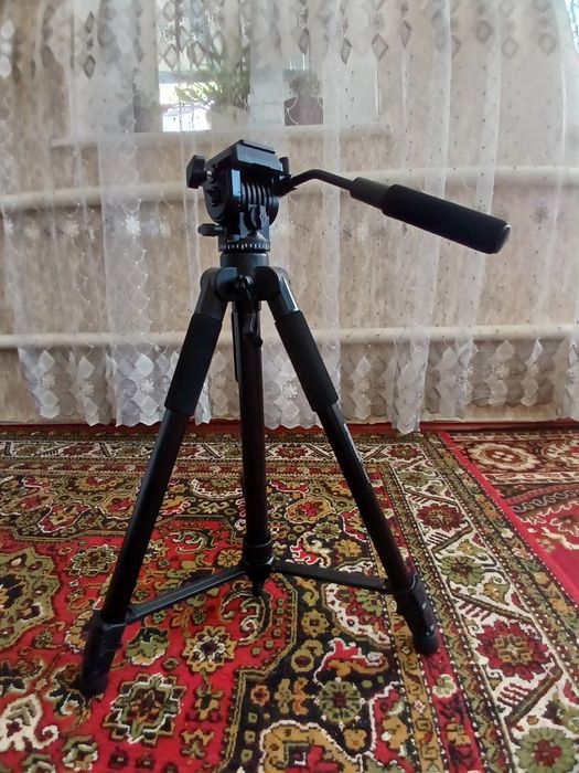 Продаю штатив bresser TR-688V (F002036)