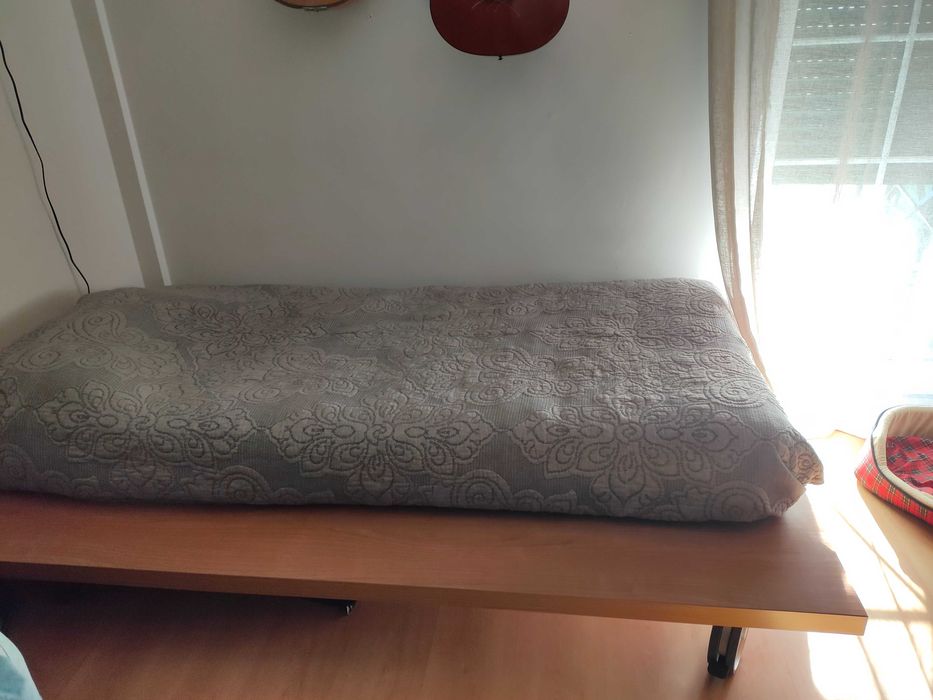 Base cama com rodas em bom estado