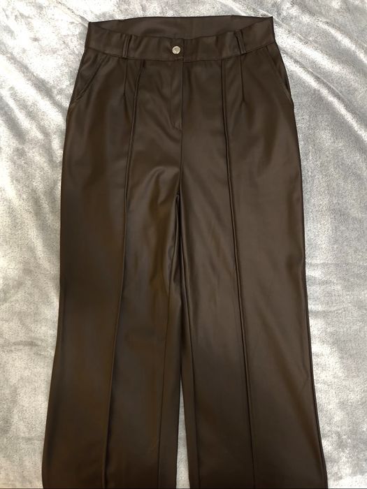 Штани з екошкіри, в трендовому шоколадному кольорі. Розмір S-М