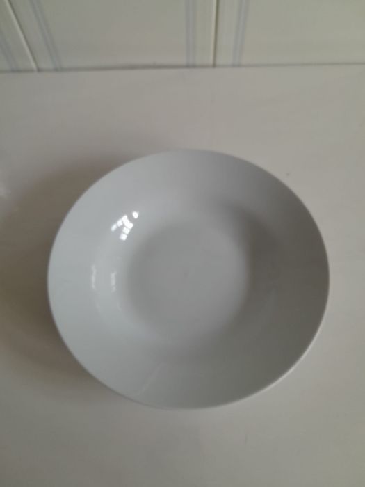 2 pratos de sopa brancos