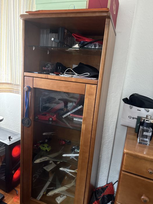 Duas camas de solteiros + 2 moveis