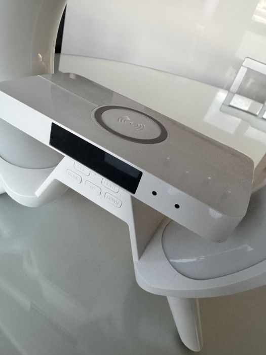 Budzik Lampka LED ładowarka indukcyjna