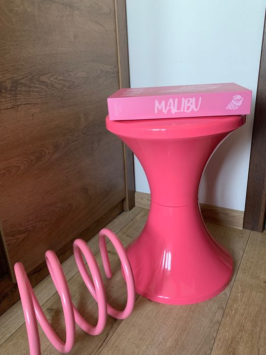 Różowy taboret klepsydra w stylu lat 70s