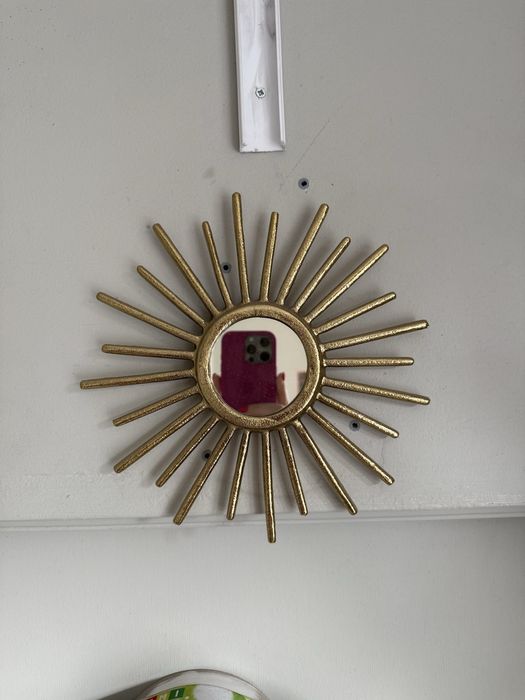 piękne lustro w kształcie słońca