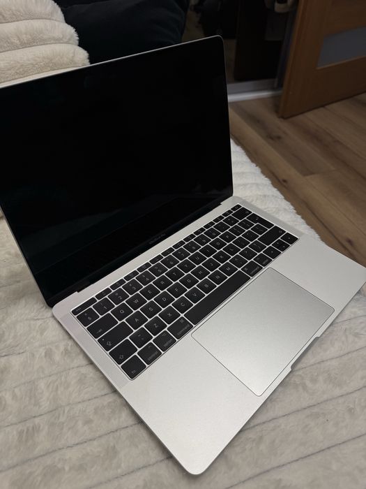 Macbook Pro (13-inch, 2017, Two Thunderbolt 3 ports)