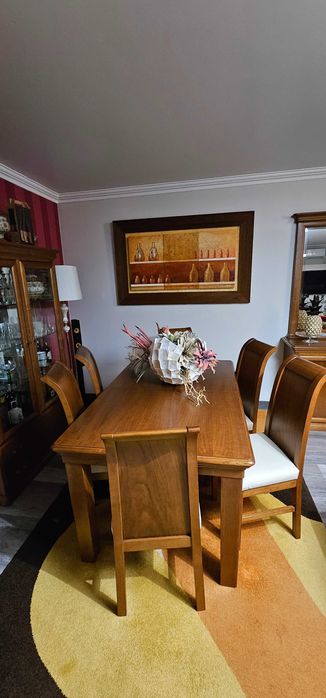 Sala de jantar em cerejeira praticamente nova.