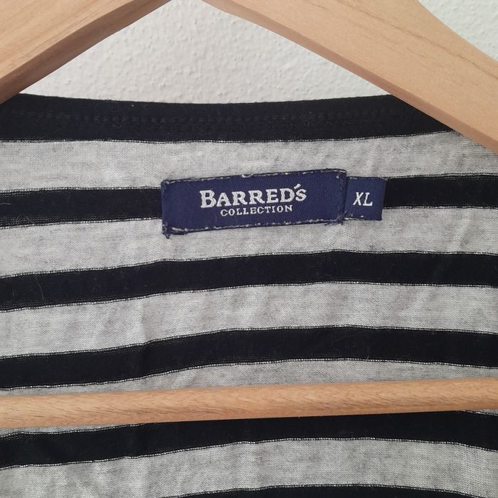 T-shirt da marca BARRED'S mangas curtas riscas horizontais pretas e cinzas com fios prateados entre elas