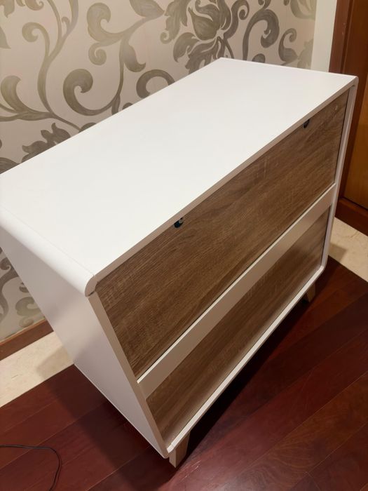 Cómoda em branco e madeira