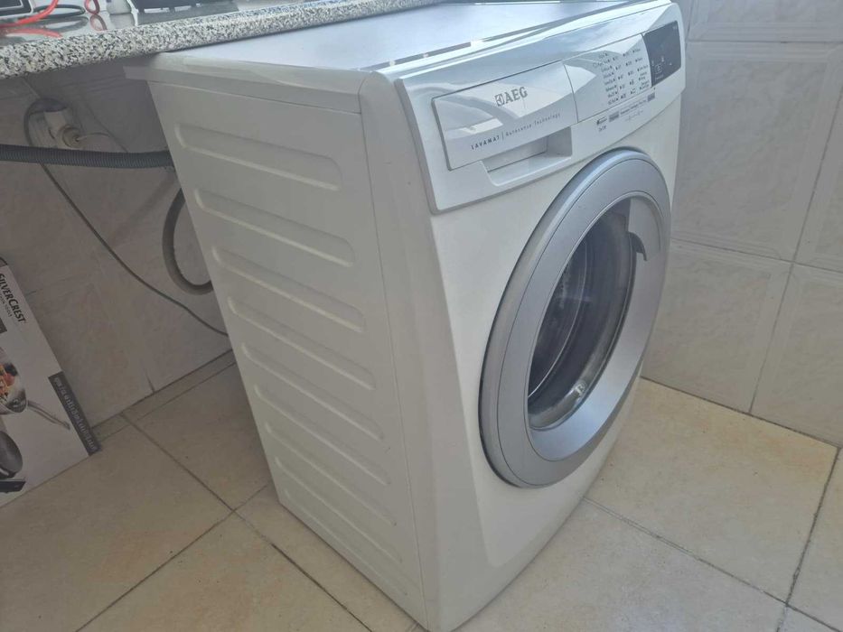 Máquina de Lavar Roupa AEG 8kg de Carga, Super Eficiente e em Excelente Estado