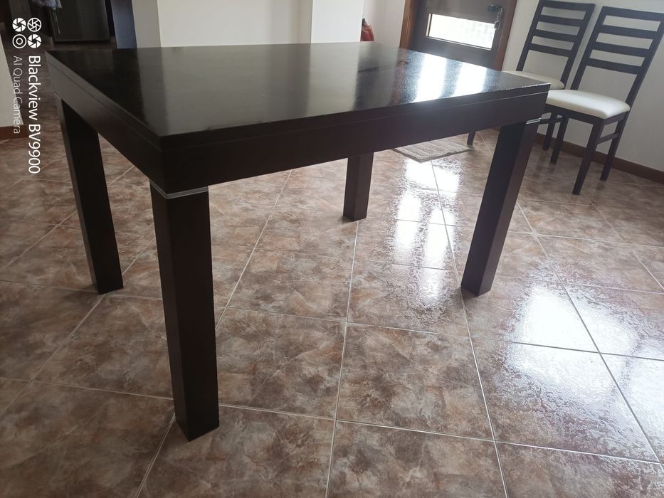 Mesa com cadeiras e bancos
