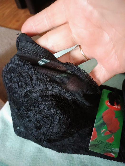 Biustonosz czarny koronkowy