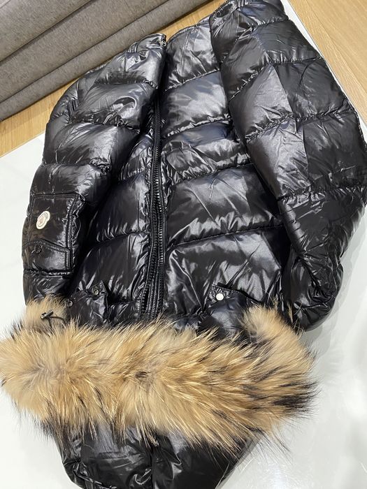 Meska kurtka Moncler Maya fur czarna z futrem z jenota puchowa zimowa