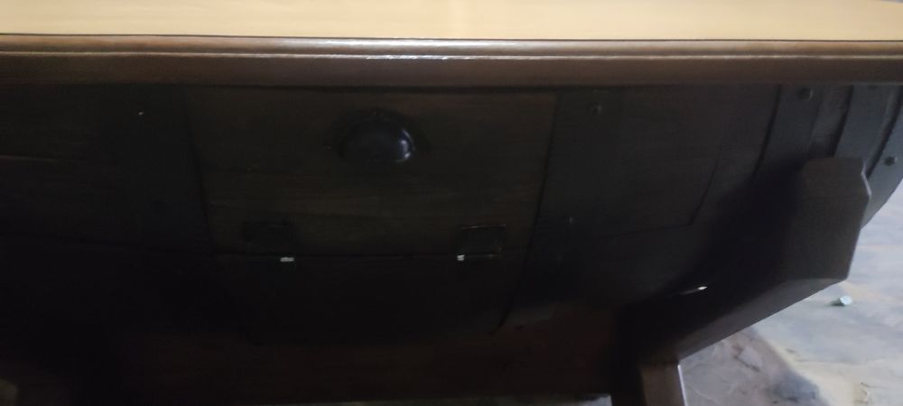 Mesa rústica feita de pipo