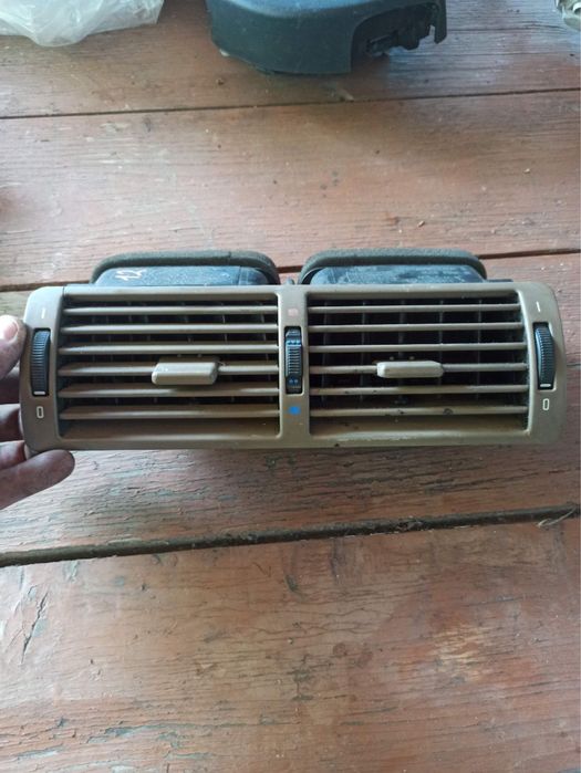 Центральная вентиляционная решетка BMW E39 кремовый