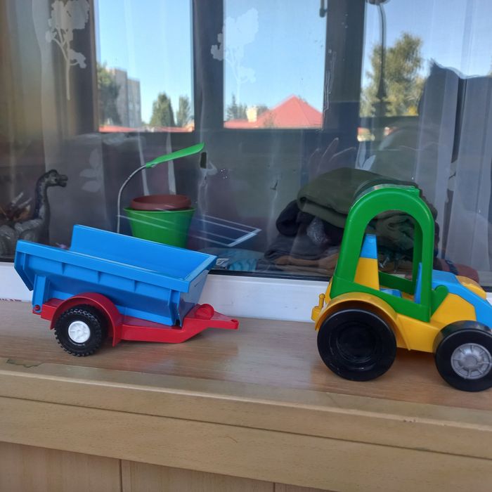 Трактор з двома причепами