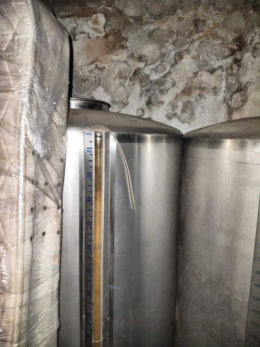 Vendo 2 cubas em inox em bom estado de 1000L. 500€ cada  1 cuba de inox de 250L. 200€